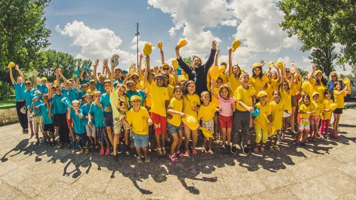 Părintele Dan Damaschin alături de copii