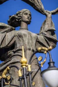 Statuile vorbesc cu trecatorii